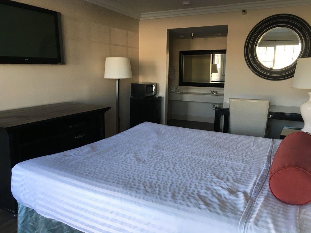 The Dixie Orange County Hotel Стантън Екстериор снимка